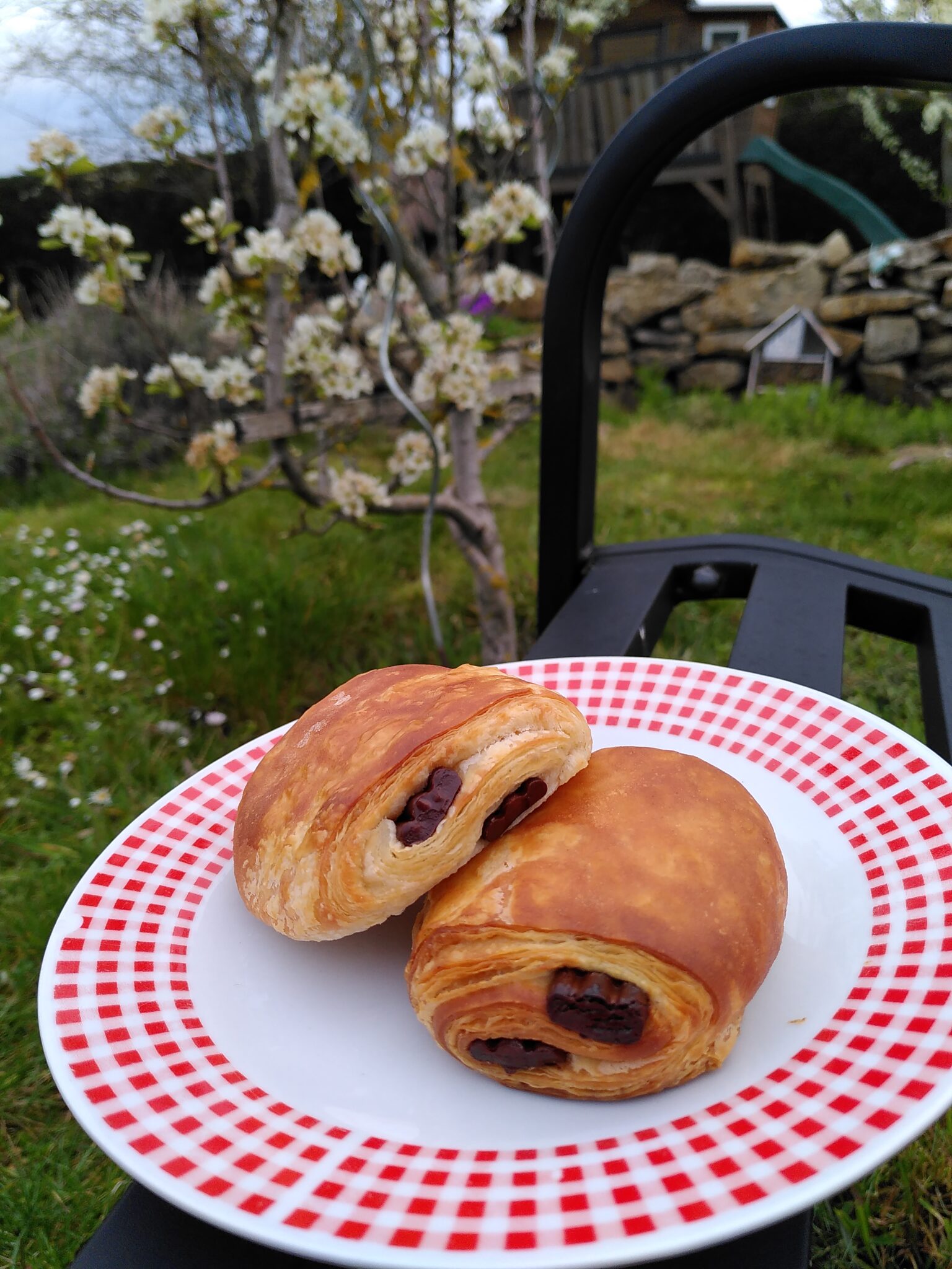 viennoiseries-pains-au-chocolat-croissants-fourr-s-aux-amandes-pas